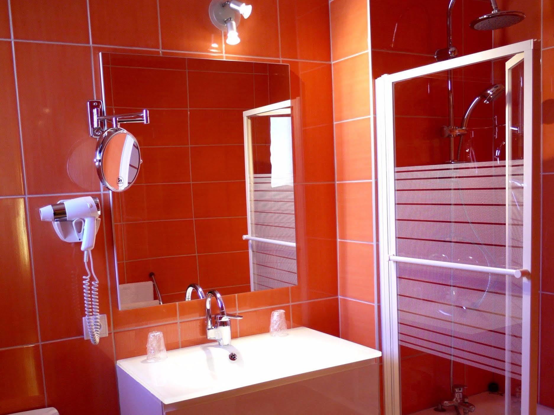 Logis Hotel Des Voyageurs Restaurant La Bonne Tabl'Hay Livron sur Drome Bagian luar foto