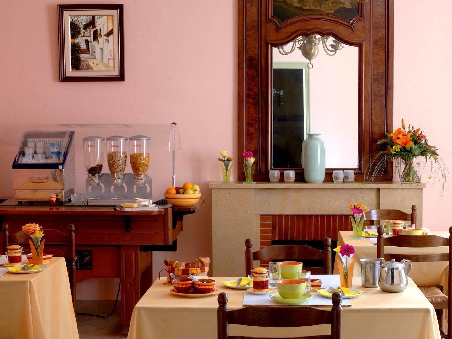 Logis Hotel Des Voyageurs Restaurant La Bonne Tabl'Hay Livron sur Drome Bagian luar foto